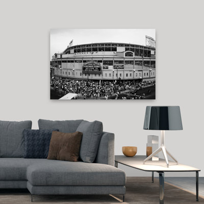 High Angle View of Touristes à l'extérieur d'un stade de baseball lors de la soirée d'ouverture Wrigley Field, Chicago Cook County, Illinois, États-Unis, ...