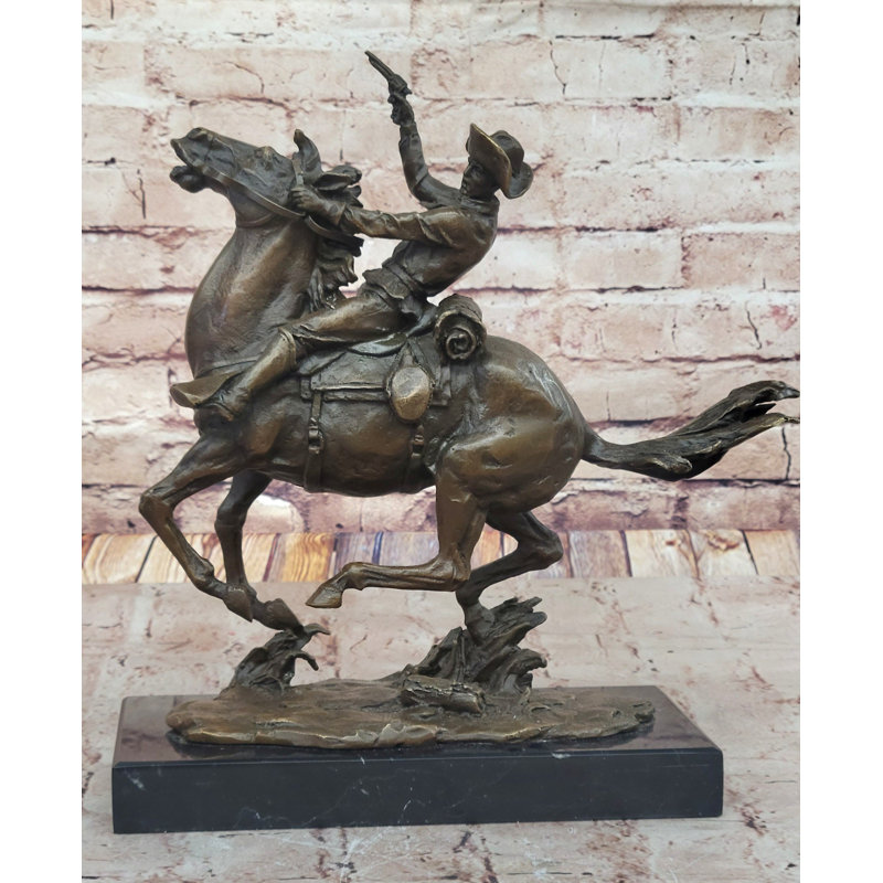 Cowboy au galop avec revolver - Sculpture Western bronze dynamique Remington