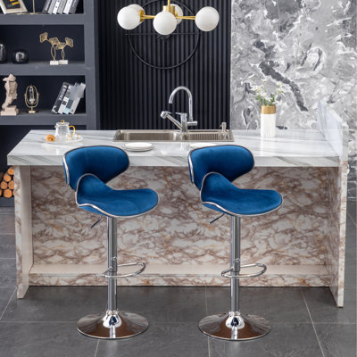 Paire de 2 chaises pivotantes en velours bleu - Base en métal chromé robuste avec rotation à 360 ° et repose-pieds réglable en hauteur pour une expérience optimale Chaises de bar rembourrées, avec 2 pièces, avec mousse à air doux l 17,29 po x P 21,6 po