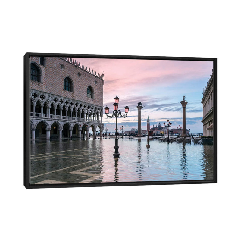 «High Tide In Venice» par Matteo Colombo, impression sur toile, H 40 po x l 60 po x P 1,5 po, Toile avec cadre flottant noir