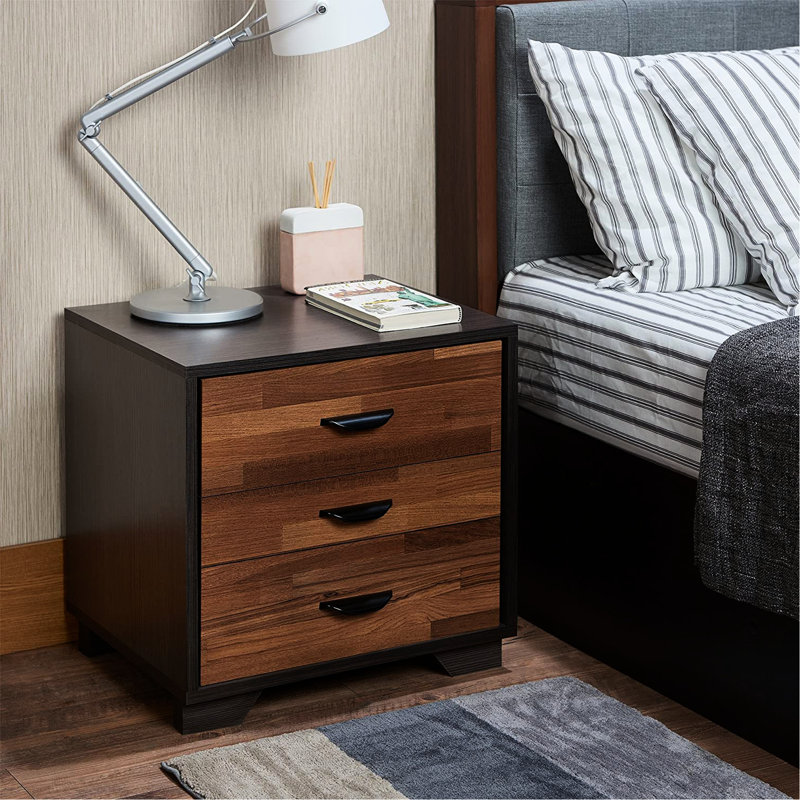 Et table de chevet en noyer avec 3 tiroirs - Décoration de table de chevet moderne