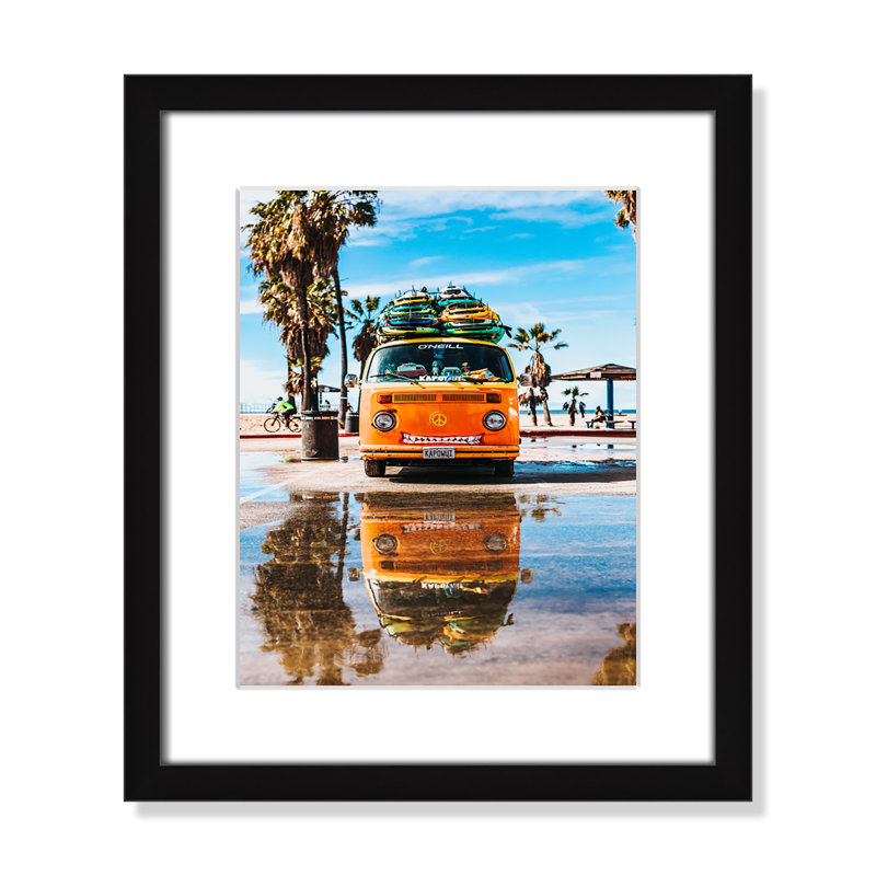 «Coastal Cruiser» par Tyler Nix, H 15 po x l 13 po x P 1,25 po, Cadre noir, Blanc mat