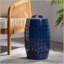 Table d'appoint polyvalente à découpes en dentelle pour une utilisation intérieure et extérieure, rehaussant le style et la durabilité des espaces.