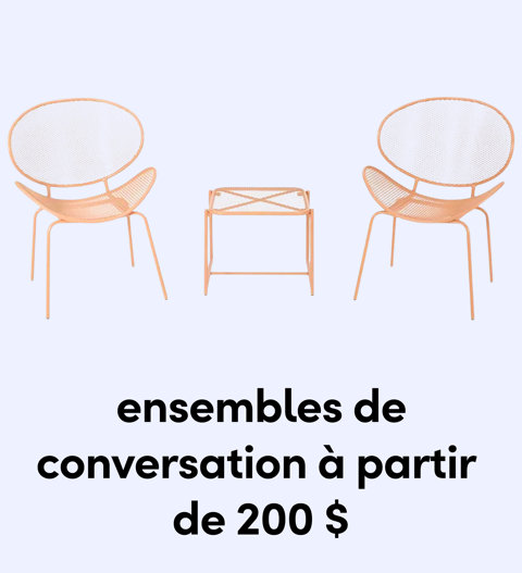 Un ensemble de conversation de patio en métal couleur pêche avec deux chaises et une petite table à partir de 200 $.