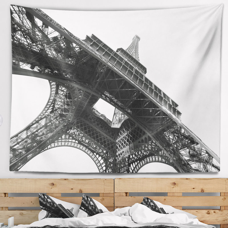 Photographie de la silhouette de la tour Eiffel dans le ciel, H 32 po x l 39 po