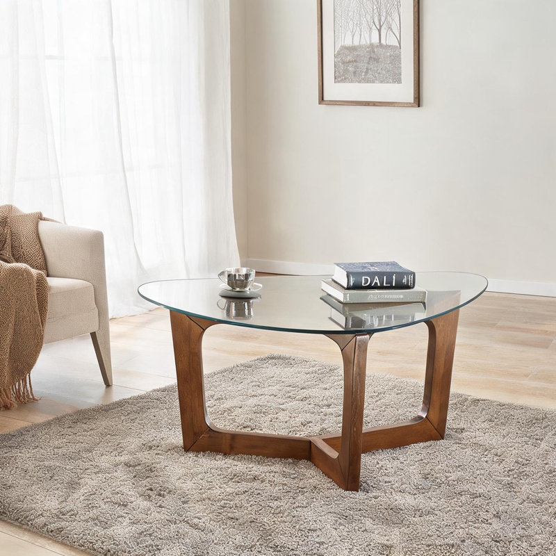 Table basse en bois massif brun chaud avec plateau en verre trempé, design triangulaire Mid-Century pour le salon
