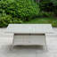 Table de salle à manger rectangulaire en osier avec plateau en verre et trou pour parasol-366287190
