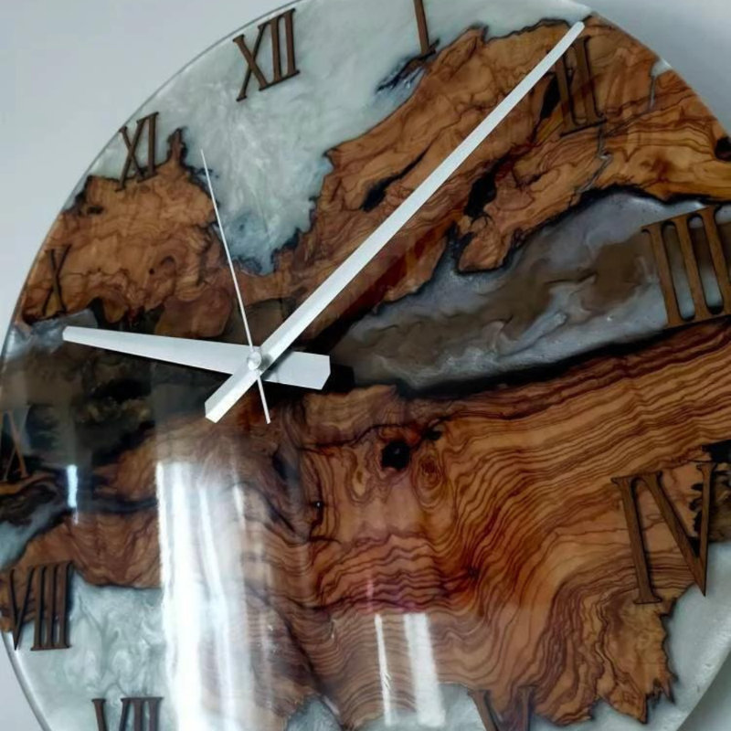 Horloge murale bicolore époxy et bois d'olivier, H 32 po x l 32 po x P 2 po