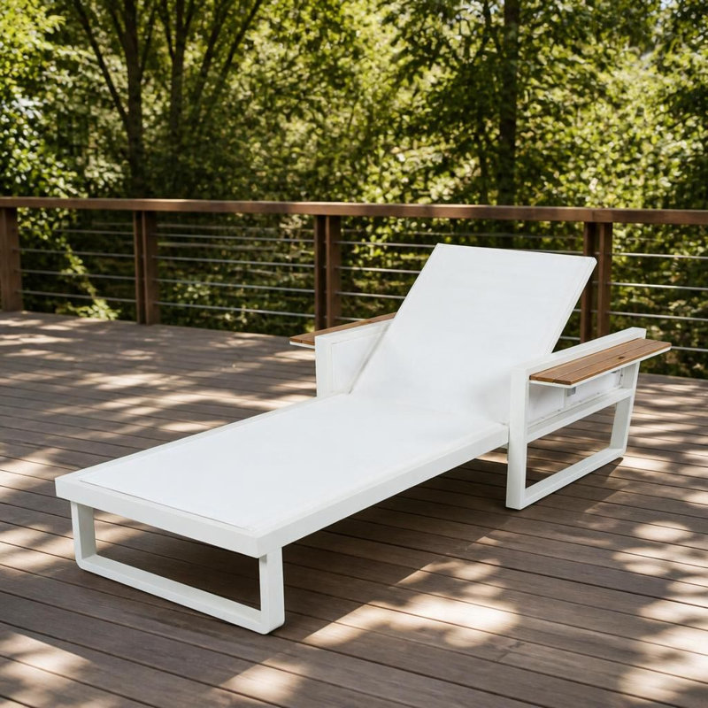 Structure de chaise longue d'extérieur avec accoudoirs pliables, dossier réglable à 4 positions, capacité de poids de 400 lb, siège en filet respirant à séchage rapide, fabrication en métal robuste et en bois