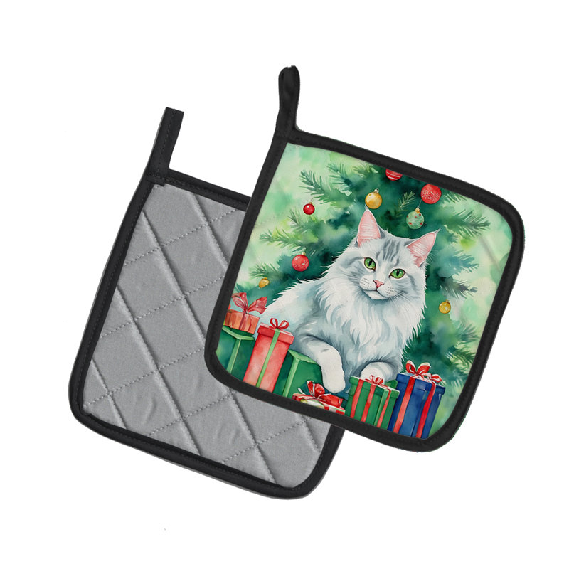 Chat turc Angora près de l'arbre de Noël