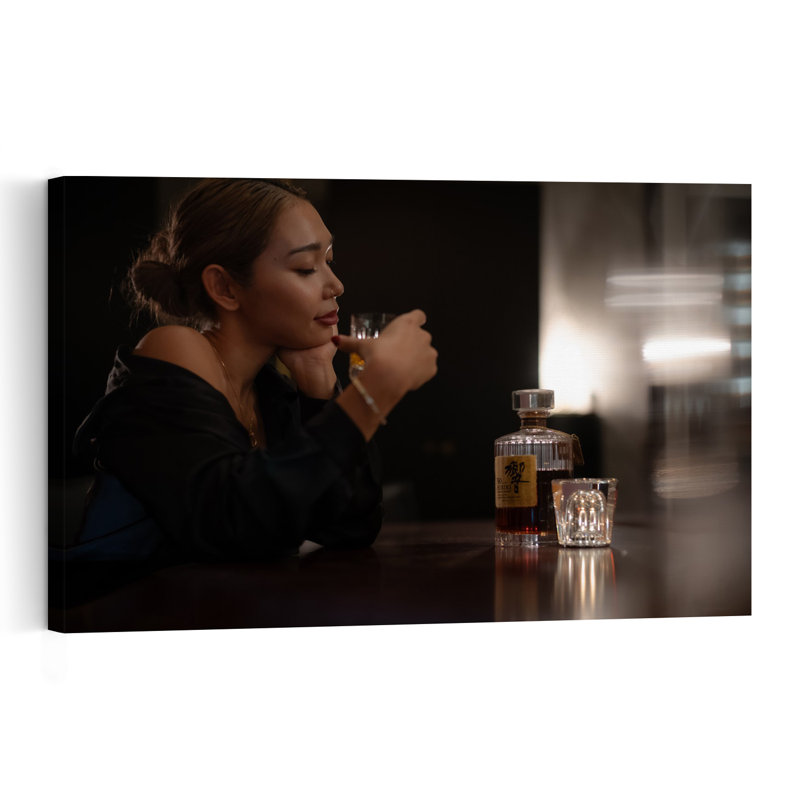 Femme élégante au bar - Affiche murale contemporaine élégante, H 32 po x l 48 po