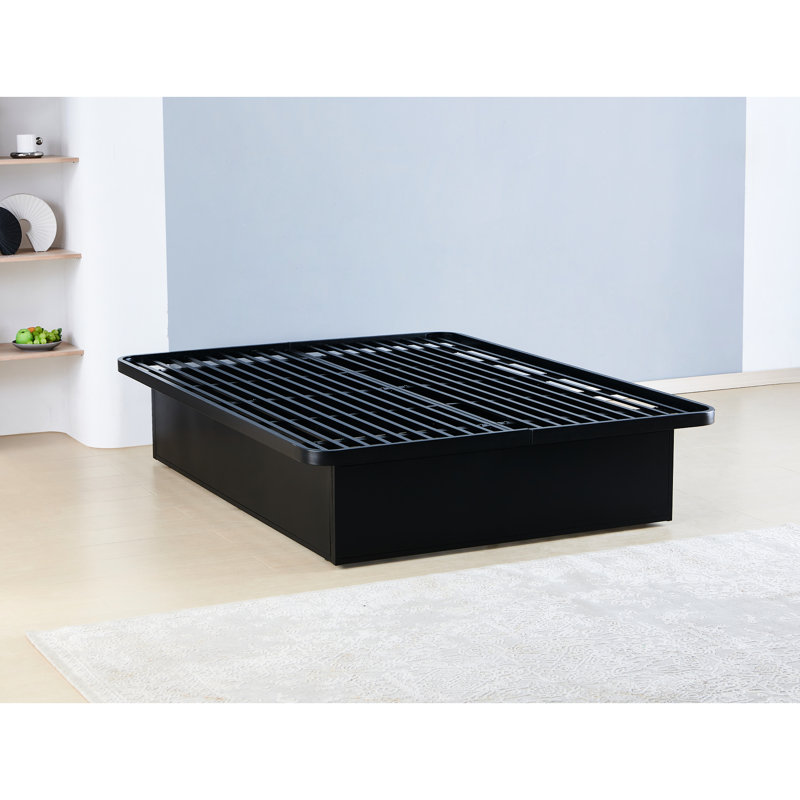 Un grand lit en métal de qualité, d'une hauteur de 16 po, rehausse la hauteur du style de chambre à coucher pour un style élégant