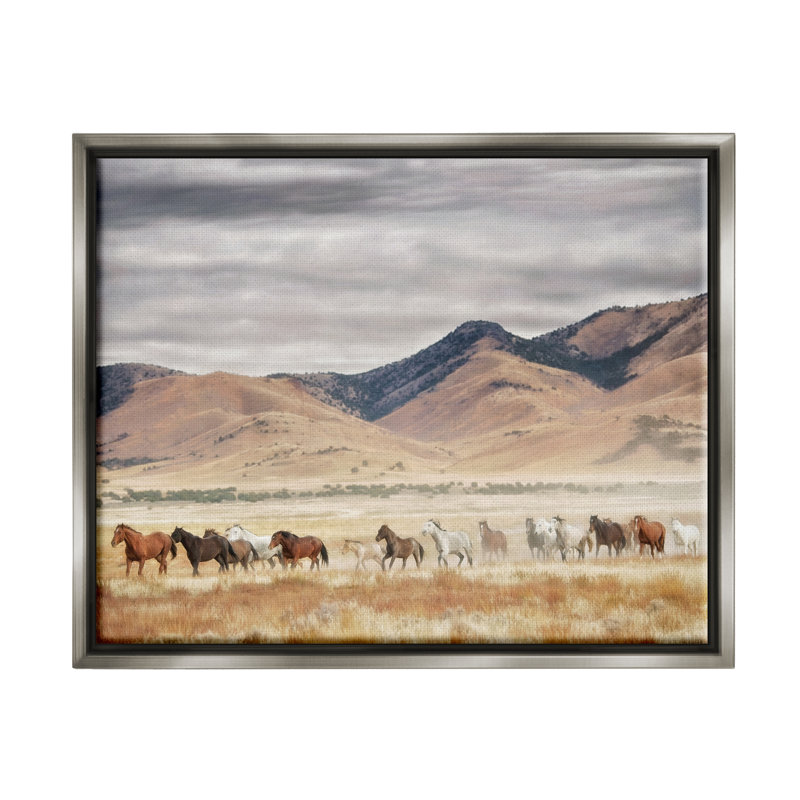 Chevaux sauvages parcourant un paysage occidental gris lustré, art mural sur toile flottante par PH Burchett