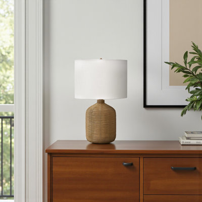 Lampe de table à abat-jour brun en rotin et beige Laurien, H 22,29 po x l 13,88 po x P 13,72 po