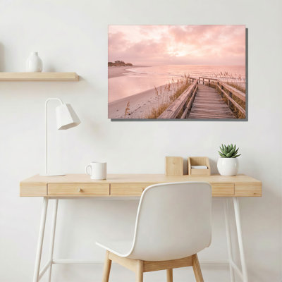 Toile en bois sur la plage de sable sous un ciel rose
