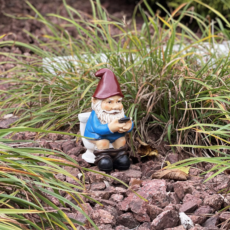 Statue de gnome d'extérieur 9,5 po - Cody sur la cuvette de toilette lisant son téléphone