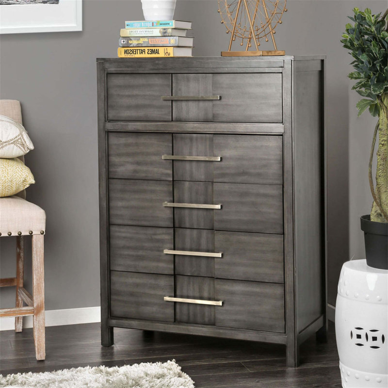 Commode une pièce de style transitionnel avec cinq tiroirs à queue d'aronde anglaise et glissières à roulement à billes, tiroir supérieur doublé de feutre pour les articles délicats