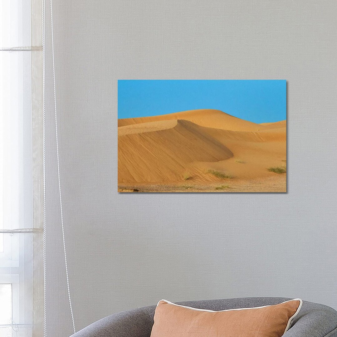 Wüste mit Sand. Abu Dhabi, Vereinigte Arabische Emirate. von Tom Norring - Gallery-Wrapped Canvas Giclée on Canvas