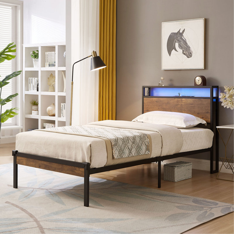 Structure de lit plateforme simple en métal avec tête de lit et pied de lit en bois avec doublure USB, lumières DEL, pas de sommier, grand rangement sous le lit, assemblage facile