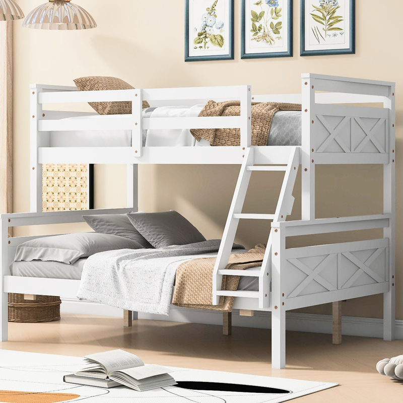 Lit simple superposé au-dessus d'un lit double en blanc pour la chambre à coucher - et sécurisé avec équipement de construction stable