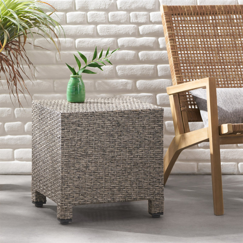 Charmante table d'appoint en rotin de polyéthylène pour une oasis extérieure, rehaussant le style et la fonctionnalité