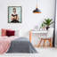 Fille en robe lisant sur toile-746505130-746505129
