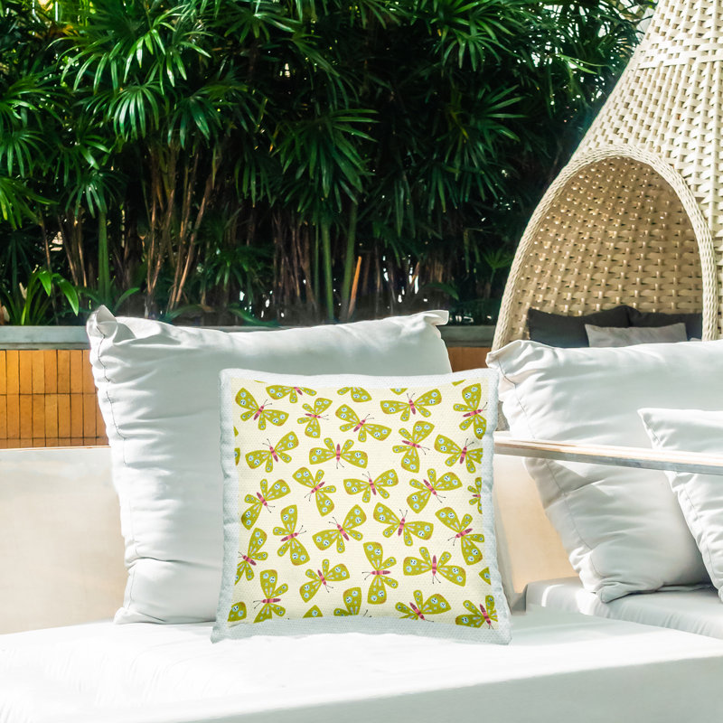 Coussin d'extérieur imprimé vert avec papillons fantaisistes par Leeza Hernandez
