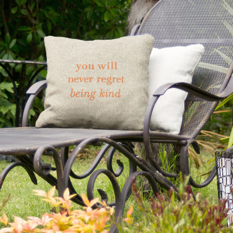 Coussin intérieur / extérieur Be Kind, 20 po x 20 po, Blanc / orange clair, Couleur unie