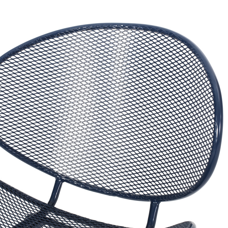 Chaise en fer bleu marine, hauteur 86,1 cm, largeur 63,3 cm, profondeur 65,1 cm, poids 10,5 kg. Fabriquée en fer massif pour plus de confort. Dimensions : 86,4 cm (H) x 63 cm (L) x 64,8 cm (P).