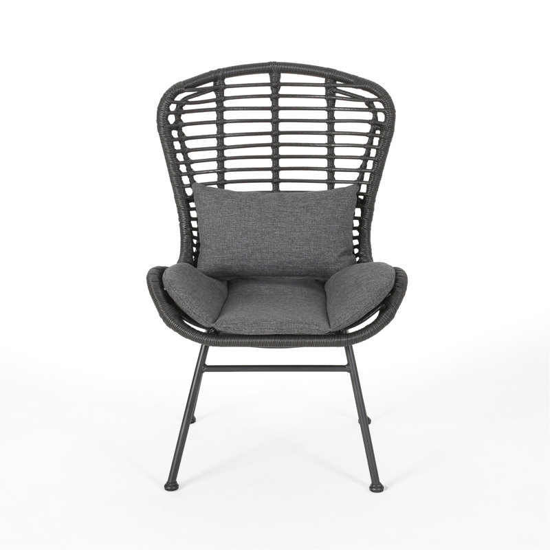 Chaise d'extérieur grise avec structure en fer et meubles à coussins imperméables avec support stable