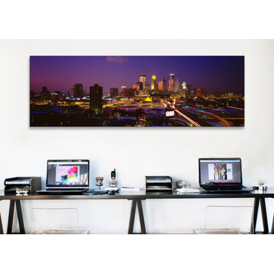 «Panoramic Skyscrapers all up at dusk», Minneapolis, Minnesota, États-Unis, reproduction de photo sur toile tendue