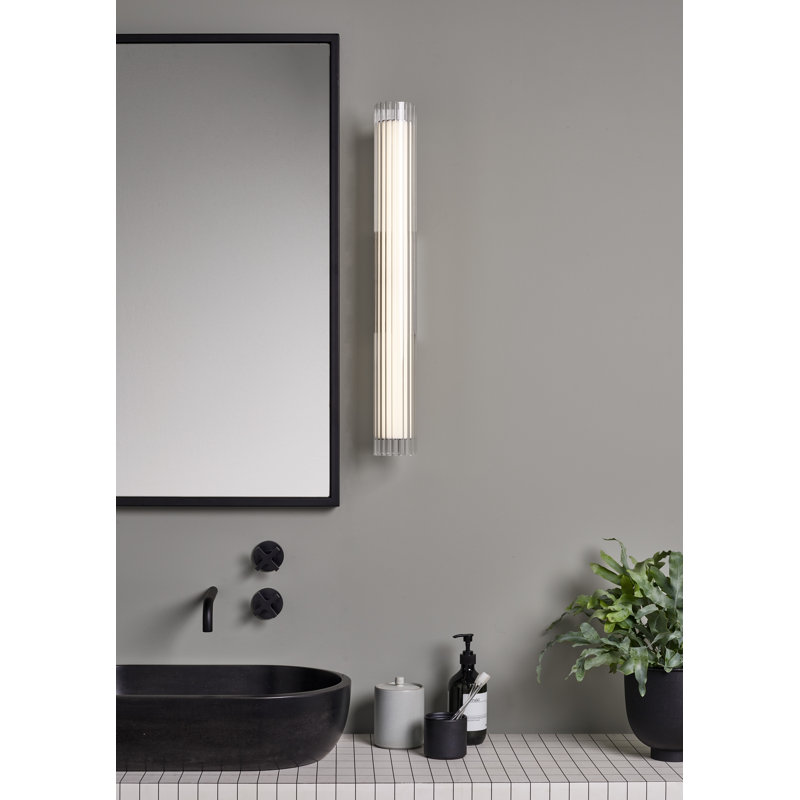 io 2700K, 26.18" H x 3.15" W x 5.28" D, Matt Black, 605 Lumens