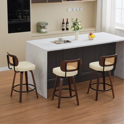 Ensemble de 2 tabourets de bar à hauteur de comptoir - tabourets à hauteur de comptoir de 26 pouces avec dossier en canne, siège rembourré, fabrication en noyer, tabourets de comptoir pivotants pour îlot / cuisine / comptoir / bar