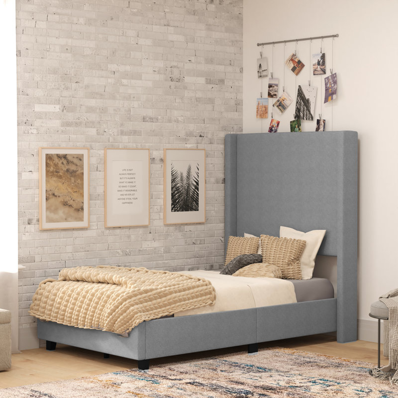 Lit plateforme tapissier avec tête de lit surpiquée Bailynn, Gris, Simple