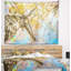 Sous une branche de cerisier jaune-28491711