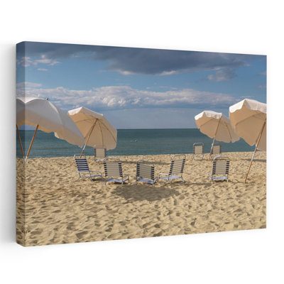 Chaises longues et parasols sur la plage, jetées, plage, Nantucket, Massachusetts, contemporain, art contemporain de paysage de plage