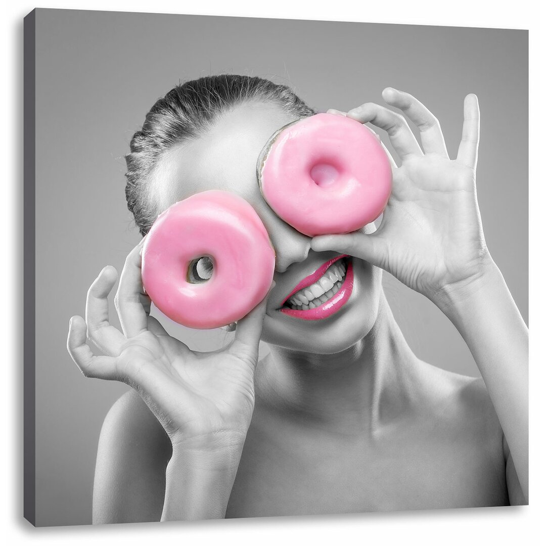 Leinwandbild Lustige Frau mit rosa Donut Augen