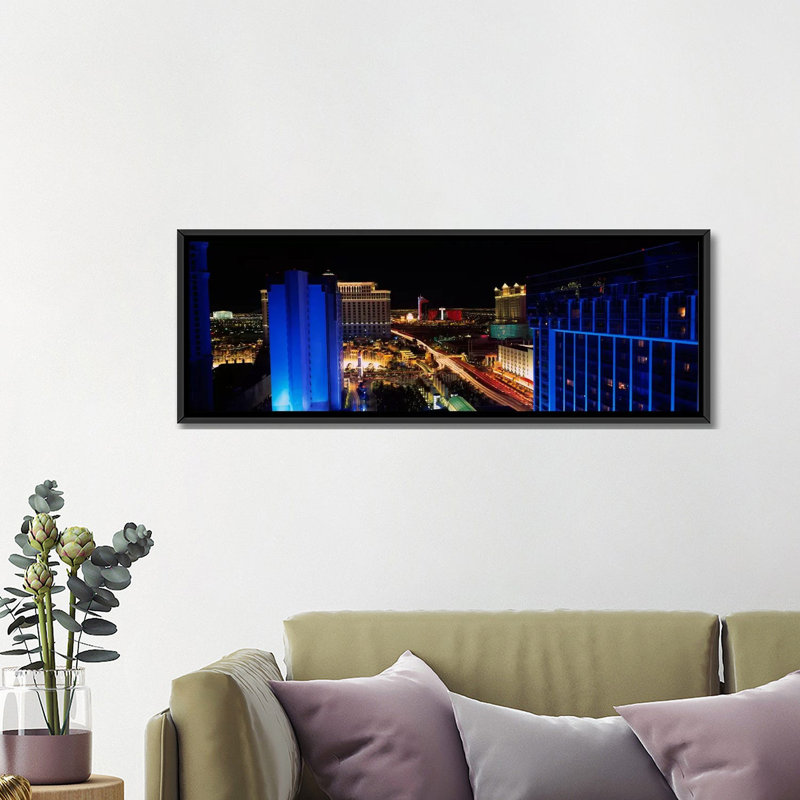 « bâtiments éclairés à la nuit à las vegas, nevada, usa » par panoramic images-reproduction sur toile tendue