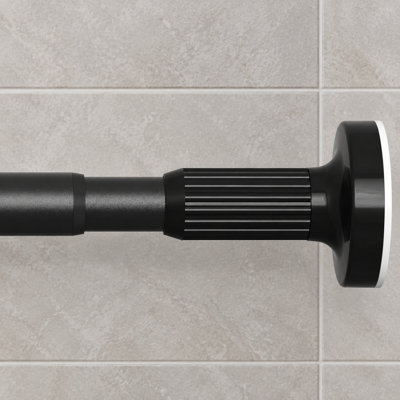 Une tringle à rideau de douche noire réglable à ressort, compatible avec les largeurs de 32" à 90" et d'un diamètre de 1"; sa conception sans perçage permet une installation facile dans les salles de bain, sur les fenêtres, dans les placards et les portes.