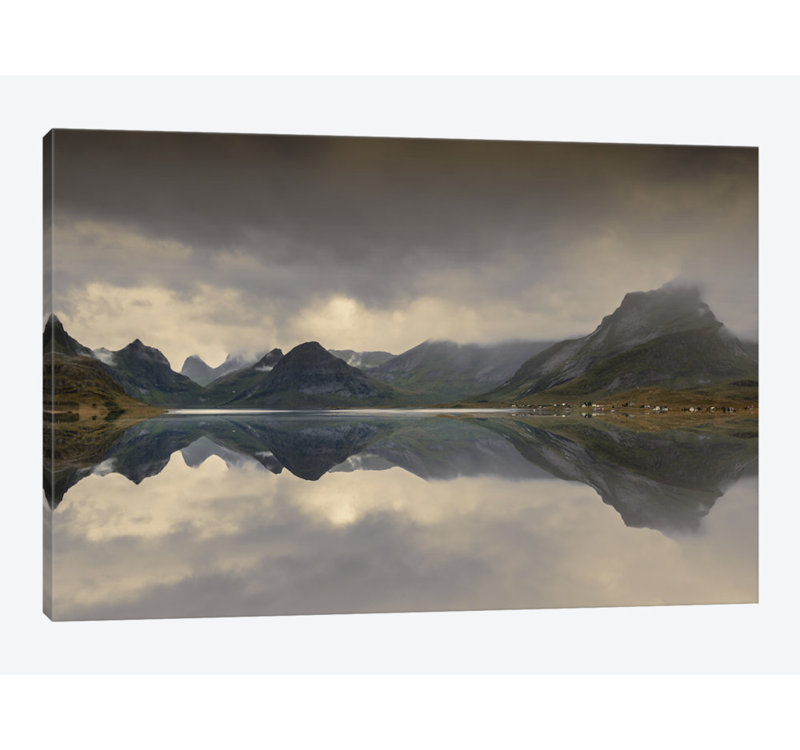 « the mirrored beauté », reproduction de photo sur toile tendue, H 16 po x l 24 po x P 1 po, Papier d'art encadré noir