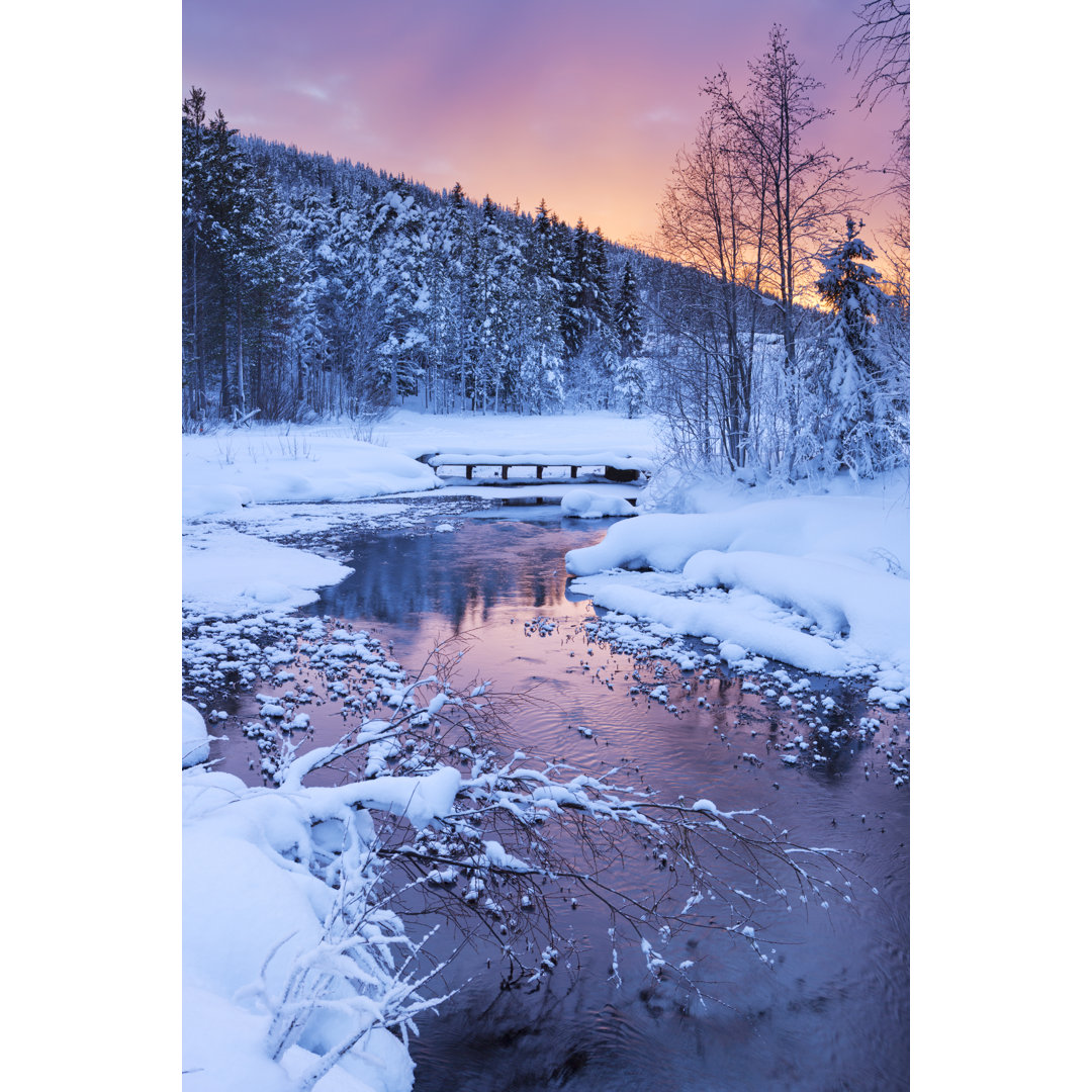 Sonnenaufgang über einem Fluss im Winter von Sara_winter - Drucken