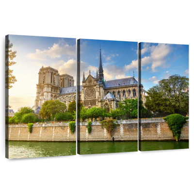 Sebbie Notre Dame au bord de la rivière
