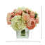 Arrangement de roses et de pivoines dans un vase en verre