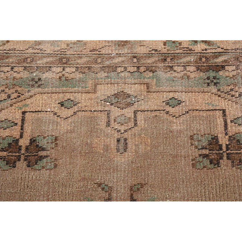 Tapis turc authentique authentique dans des tons chauds pour rehausser le décor du salon