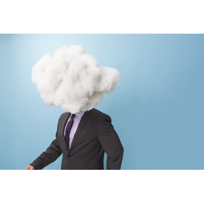 Homme d'affaires avec la tête dans un nuage par Mrpliskin