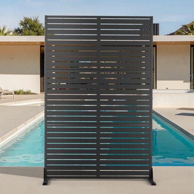 Paravent en métal autoportant de 183 cm (H) x 119 cm (L) avec fonction occultante, idéal pour cacher les regards indiscrets des voisins. Parfait pour les poubelles, les climatiseurs, les patios, les balcons et les terrasses.