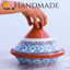 Tajine suprême marocain Kamsah - grand 5,5 pintes, céramique peinte à la main rouge-49531687-49531686