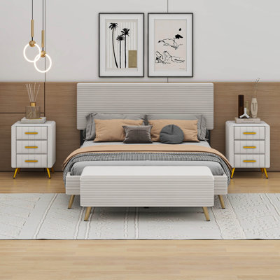 Ensemble de chambre à coucher 4 pièces avec grand lit tapissier avec repose-pieds et tables de chevet modernes en velours côtelé