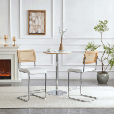 Ensemble de table et chaises de bar modernes 3 pièces, table de bar ronde de 60 cm en pierre frittée avec 2 tabourets de bar cantilever en faux rotin, base chromée et ensemble de salle à manger haut rembourré en cuir végétalien pour petits espaces