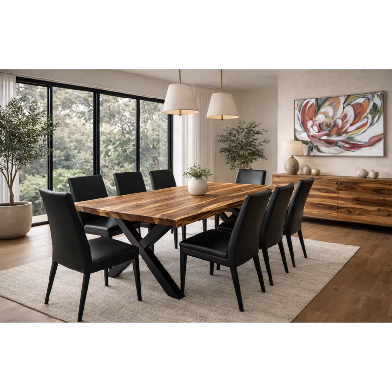 Table de salle à manger de 213 cm (84 po) avec dessus en bois de sheesham massif et piètement en métal noir.